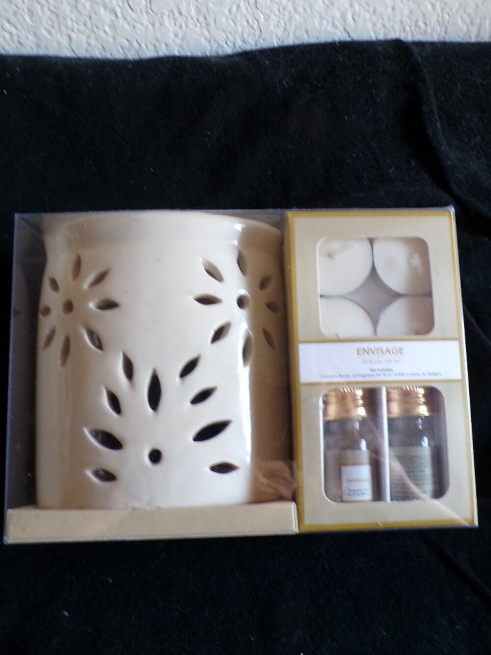 Ceramic Oil Burner with 2 Fragrance Oils & 4 Tea Lights Fragrance Box Set